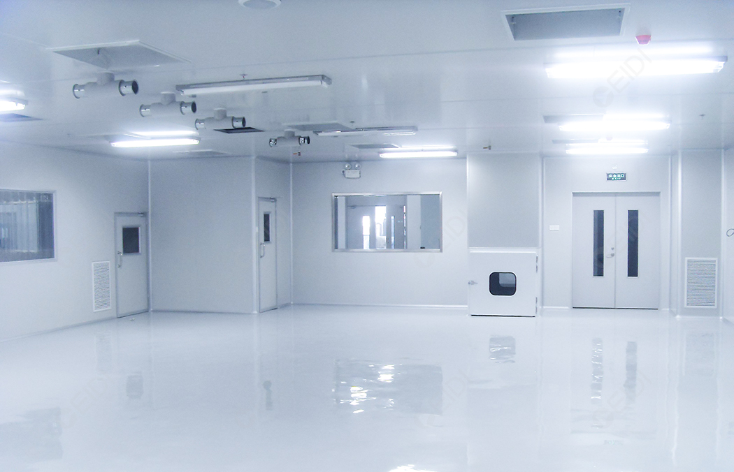 藥品體系中，片劑藥品和膠囊藥品室固體藥劑的終端體現(xiàn)方式。我們熟悉的常用的各種緩釋片、腸溶片、鈣片等都常以片劑形式出現(xiàn)。這些藥物就會在固體制劑的片劑生產(chǎn)車間內完成研發(fā)壓制成片。其生產(chǎn)車間應按照新版GMP規(guī)范進行裝修設計。尤其是片劑藥品生產(chǎn)會涉及潔凈區(qū)域，所以與專業(yè)做凈化工程設計及裝修的公司進行相關合作會更有保障。潔凈區(qū)的安全設計會對藥品質量、產(chǎn)品備案等重要環(huán)節(jié)產(chǎn)生重大的影響。不合理的設計會對整個生產(chǎn)管理造成困難，甚至留下安全隱患。   片劑生產(chǎn)車間及重點潔凈區(qū)設計經(jīng)驗 | CEIDI西遞 根據(jù)我國新版GMP，片劑劑型所要求的生產(chǎn)潔凈級別為D級，車間設計的法規(guī)依據(jù)是新版GMP及其附錄、《醫(yī)藥工業(yè)潔凈廠房設計規(guī)范》和國家關于建筑、消防、環(huán)保、能源等方面的規(guī)范。GMP要求車間的平面布局遵循以下特點：平面布局合理、嚴格劃分區(qū)域、防止交叉污染、方便操作生產(chǎn)。 片劑生產(chǎn)車間在藥品功能上區(qū)分是分為混配成型加工區(qū)、輔助功能區(qū)、衛(wèi)生與安全區(qū)。在凈化工程上常規(guī)會按照是否涉及潔凈區(qū)域來區(qū)分，也就是分為潔凈區(qū)，輔助區(qū)，一般生產(chǎn)區(qū)三個部分。   片劑車間設計要點： ①人流物流：出入口分開，生產(chǎn)流程順暢無迂回，物流走向成反L型。 常規(guī)整個車間主要出入口分三處，一處是人流出入口：即人員由門廳經(jīng)過更衣進入車間，再經(jīng)過洗手、更潔浄衣風淋室進入潔凈生產(chǎn)區(qū);一處是原輔料入口，即原輔料經(jīng)過脫外包由傳遞窗送入;另一處為成品出口。 ②設備：相同工序可使用同一設備（注重清潔驗證和人員管理），以提高設備使用率；按照生產(chǎn)量大小排布設備，減少設備閑置率。 ③功能間：原材料倉庫、稱量室、貯料室、內包材室、粉碎壓片室、烘房生產(chǎn)室、外包室、成品倉庫等功能間排布符合工藝流程的要求，規(guī)劃的大小綜合考慮生產(chǎn)量和設備等情況設置。 ④潔凈區(qū)：一般生產(chǎn)區(qū)與潔凈區(qū)分開，且潔凈要求高的工段區(qū)域，如片劑壓片都靠近空調凈化系統(tǒng)；產(chǎn)生粉塵的生產(chǎn)崗位如粉碎篩分、制粒燥、整粒總混、壓片等需要設置前室及除塵間。產(chǎn)熱較大的設備如烘箱、沸騰燥器、包衣機均需設有機械室將輔助裝置隔離，以改善潔區(qū)環(huán)境。 ⑤成本：從提高設備使用率和減少潔凈區(qū)面積兩方面降低成本，滿足企業(yè)的要求。 ⑥質量控制：人物流分開，減少物料混淆污染，使得生產(chǎn)車間整體上更符合GMP要求，更能保證藥品的質量。 綜上，我們在設計符合GMP要求的廠房和設施時，都應該綜合考慮企業(yè)自身情況、GMP以及其他的法律法規(guī)要求，而不是照搬照抄，這樣才能夠真正設計出既達到GMP，又符合企業(yè)期望的方案。當然，專業(yè)的設計團隊的實操經(jīng)驗豐富，在結合每個項目實際情況后出具的方案會更穩(wěn)妥。